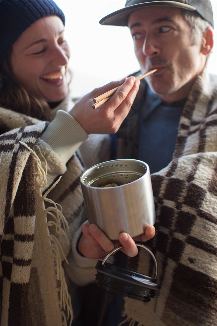 Vista laterale TkCanister 473ml con design TKClosure e isolamento Climate Lock