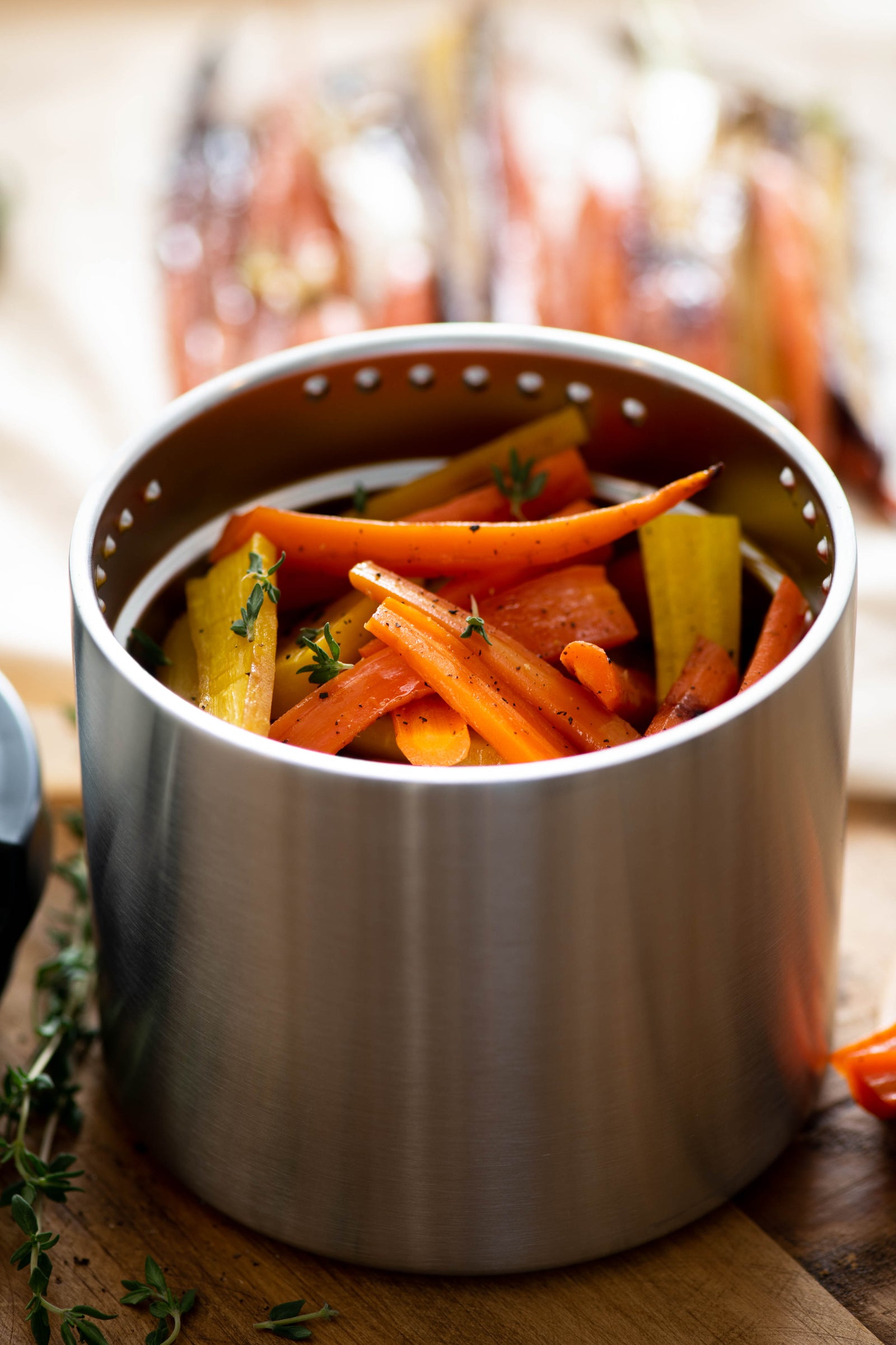 Contenitore inossidabile di cibo con alimenti vari
