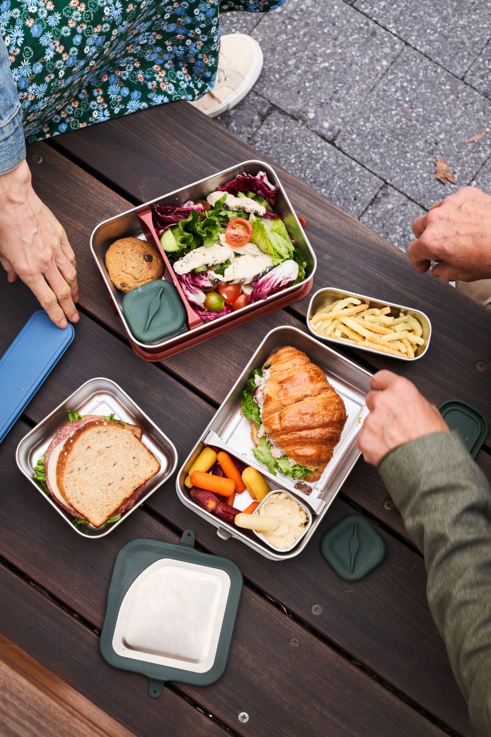 Contenitore di cibo in alluminio con alimenti vari