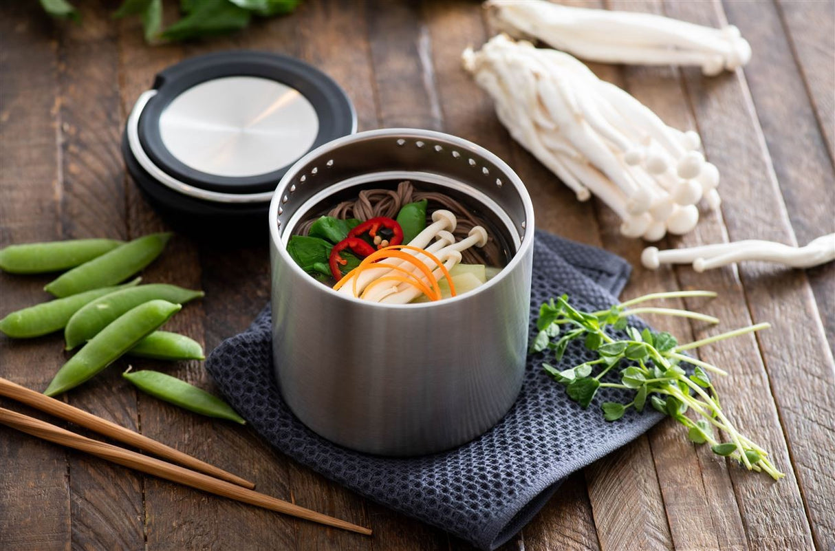 Contenitore termico TkCanister 473ml aperto con cibo, ideale per pranzi e picnic